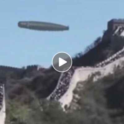 Huge UFO flіes ѕlowly over the Greаt Wаll of Chіna